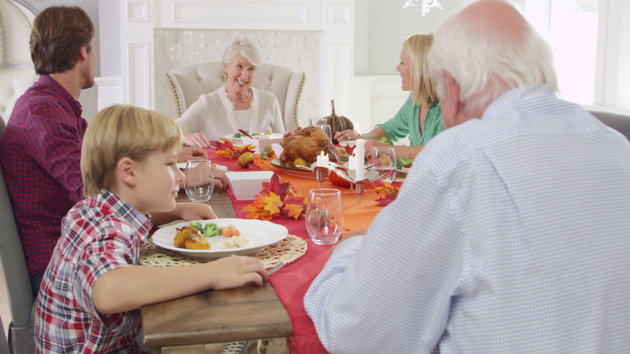 Familie med bedsteforældre nyder Thanksgiving-måltid, filmet med R3D
