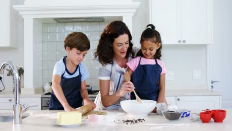 Madre-E-Hijos-Mezclando-La-Masa-Mientras-Preparan-Galletas