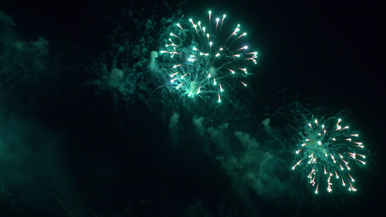 hermosos fuegos artificiales coloridos abstractos explotan en el cielo por la noche un símbolo de celebración en el aniversario de año nuevo para el fondo