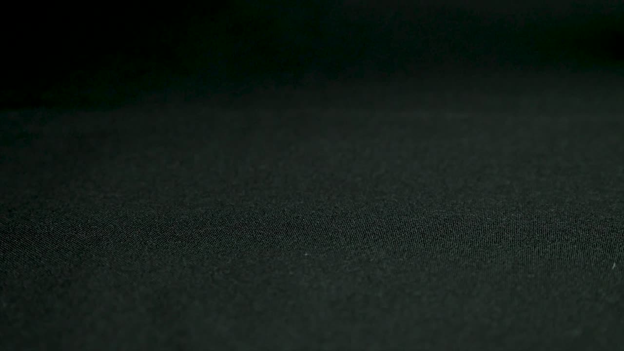 Texture de tissu noir avec des dés