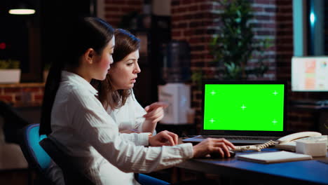 gerente y trabajador comparando números de ingresos de negocios en la computadora portátil chroma key