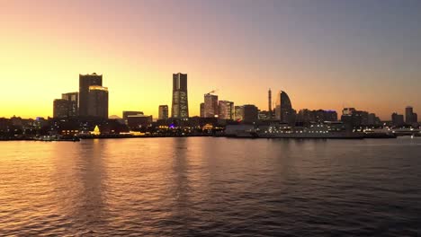 Hermosa-Puesta-De-Sol-Naranja-Sobre-El-Horizonte-Y-El-Paseo-Marítimo-De-Yokohama-Minato-Mirai