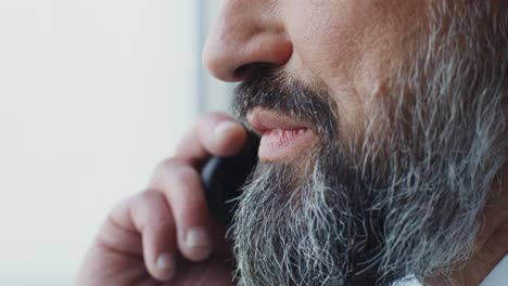 primer plano de un hombre en el teléfono