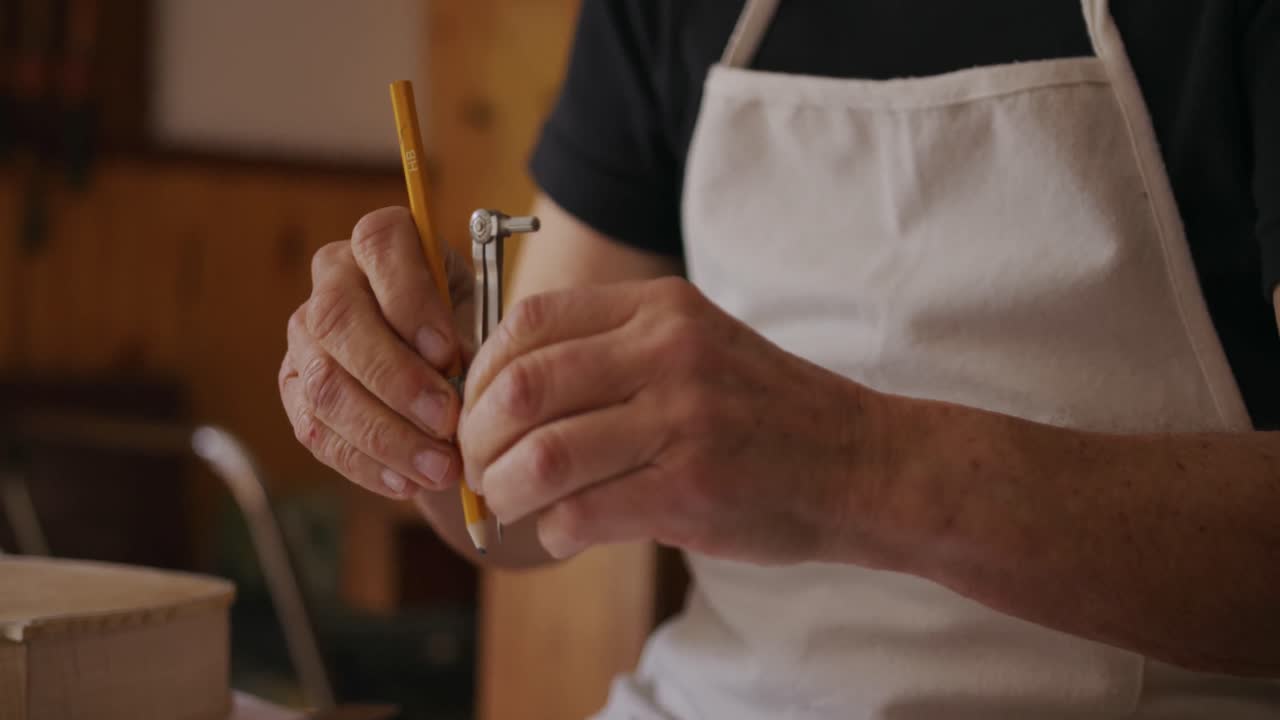 luthier femenina en el trabajo en su taller