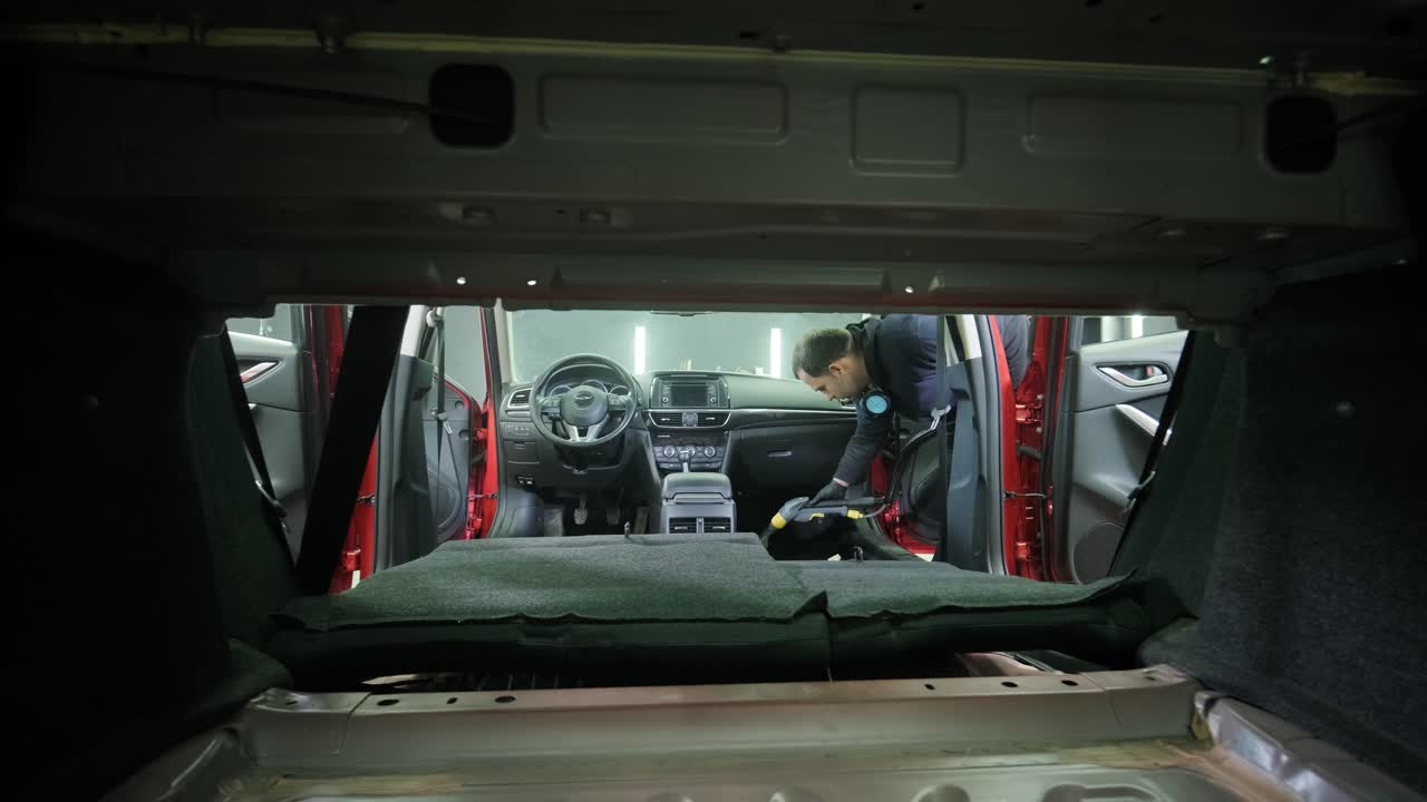 전문적인 자동차 청소. 샤워. 인테리어 세부 사항. 자동차 인테리어를 건조 청소 및 세부 사항; 깊은 좌석 청소; 자동차 세탁에서 거품을 는; 먼지에서 자동차 패널을 청소하는; 진공청소기