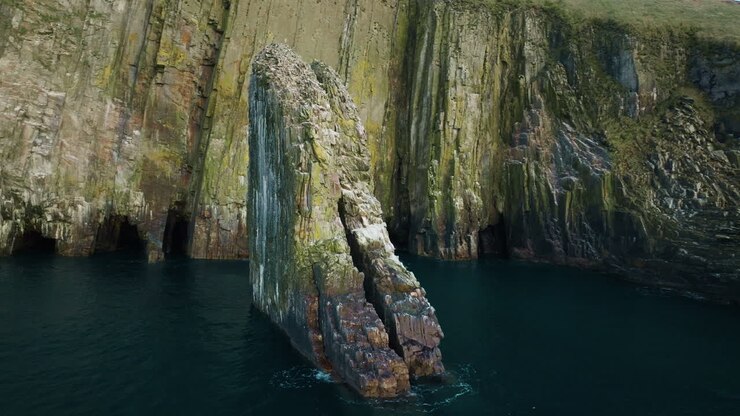 Ripresa con drone delle scogliere di Old Head of Kinsale, Contea di Cork, Irlanda 09.
