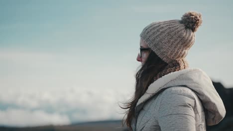 Nahaufnahme-Einer-Jungen-Frau,-Die-In-Gedanken-Versunken-Ist-Und-Sich-Deprimiert-Fühlt,-Während-Sie-Inmitten-Einer-Atemberaubenden-Berglandschaft-Mit-Ihren-Emotionen-Kämpft