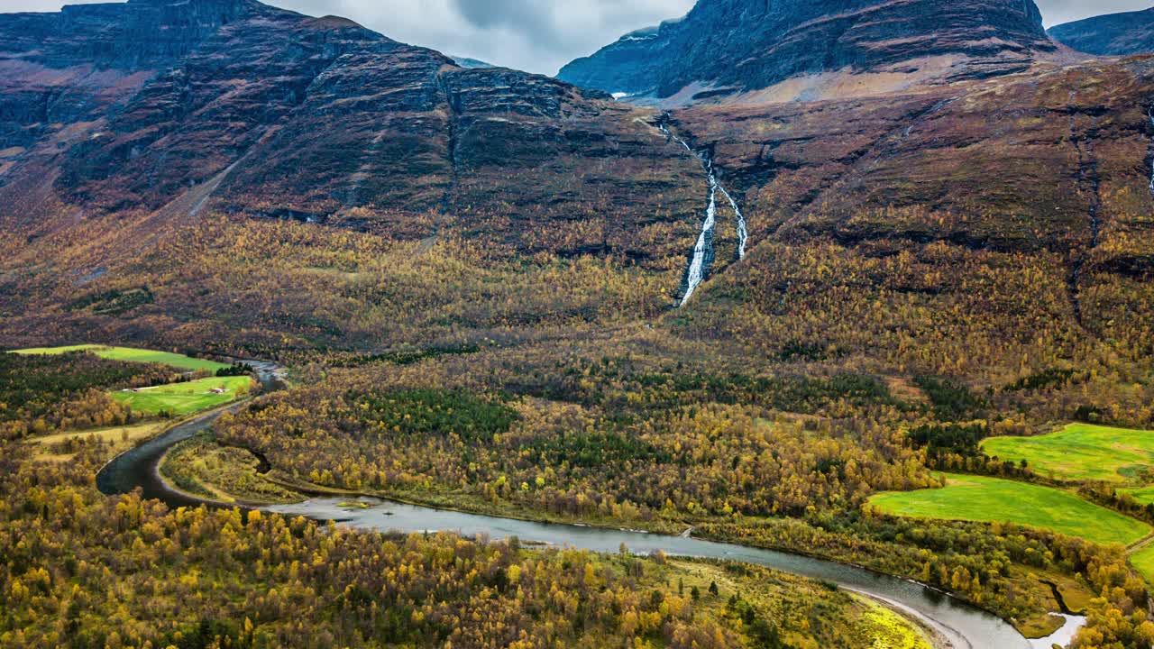 Fiume Skibotnelva che serpeggia attraverso la valle.