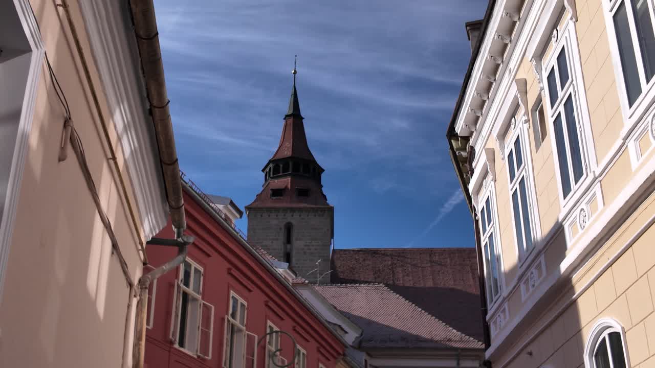 Vista urbana che immortala la Chiesa Nera nascosta tra gli edifici della città di Brașov, in Romania