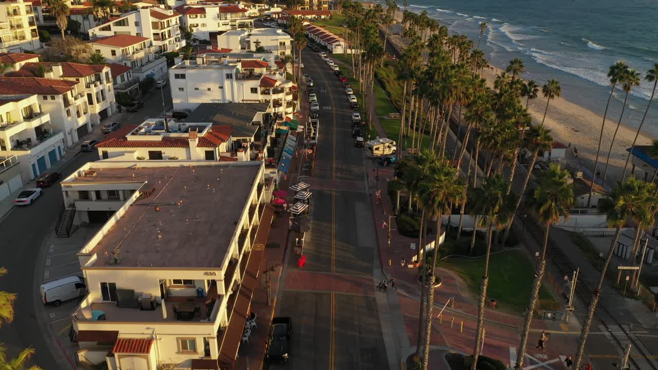 Langsom luftafsløring over Avenida Victoria i San Clemente, Californien.