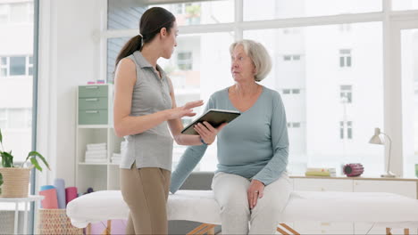 fisioterapia, médico y mujer mayor para asesoramiento