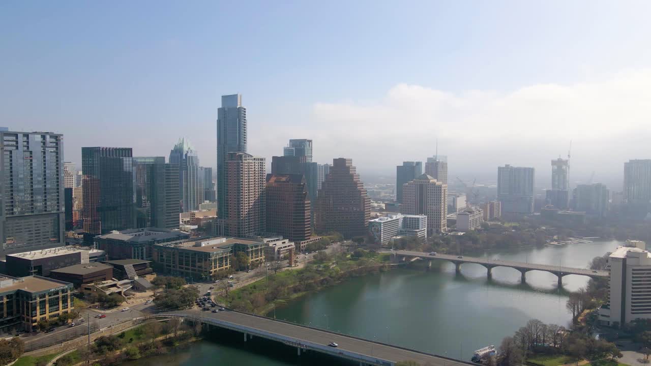 Um panorama expansivo da paisagem urbana, capturando a energia dinâmica de Austin vista de cima.
