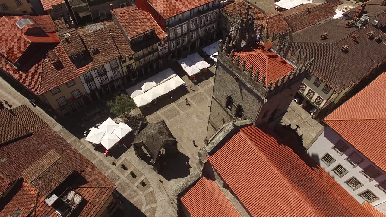 Flyvende over Oliveira portugisiske kollegiatkirke i Guimaraes, Portugal