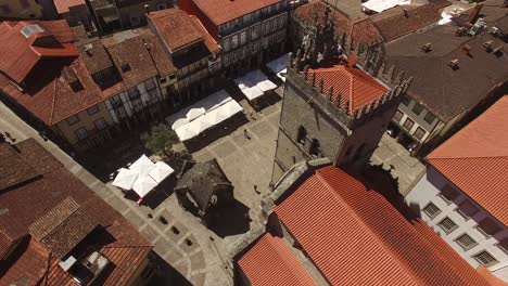 Sobrevolando-La-Colegiata-Portuguesa-De-Oliveira-En-Guimaraes,-Portugal