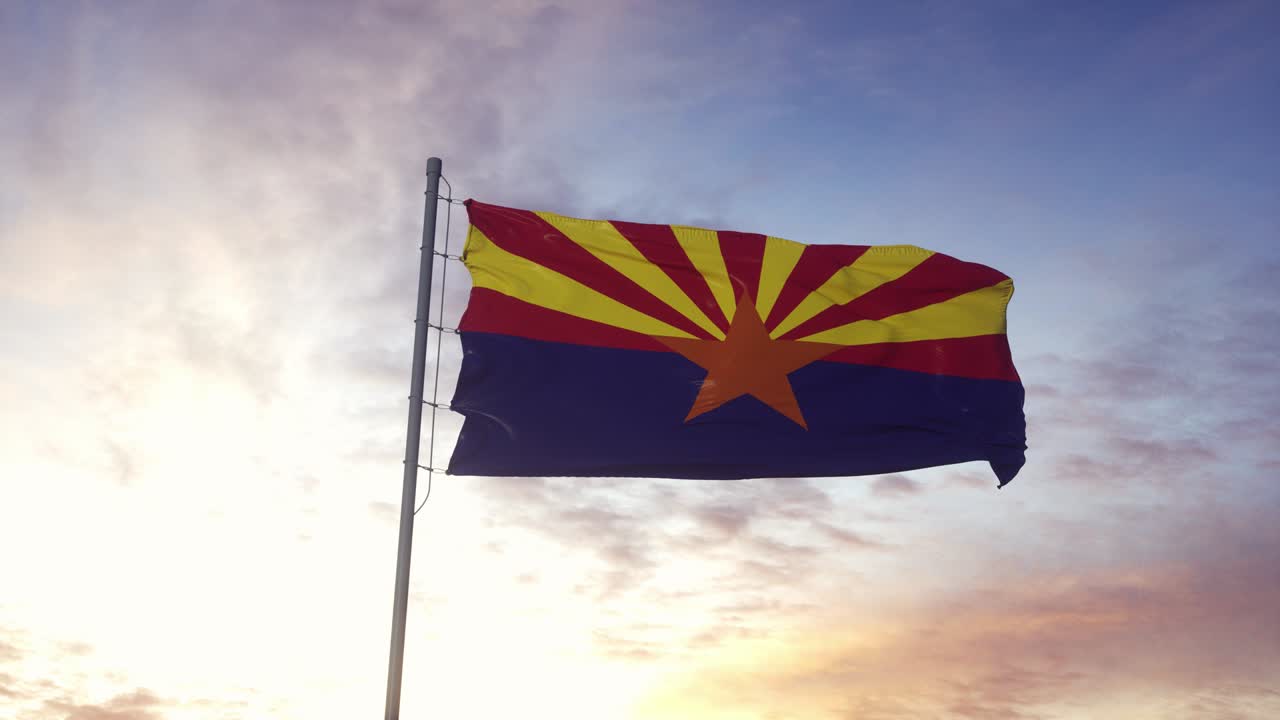 Bandiera dello stato dell'Arizona che sventola al vento. Sfondo di cielo drammatico. 4K