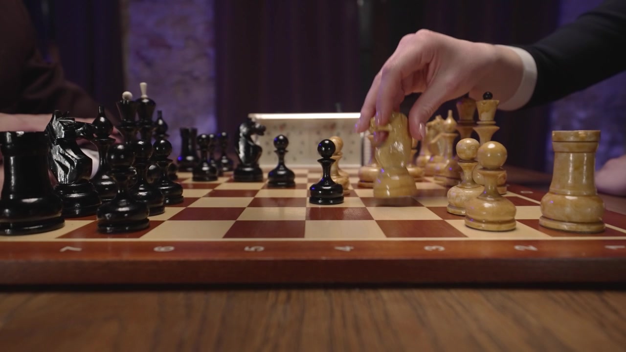 Gros plan de joueurs d'échecs effectuant des coups sur un échiquier