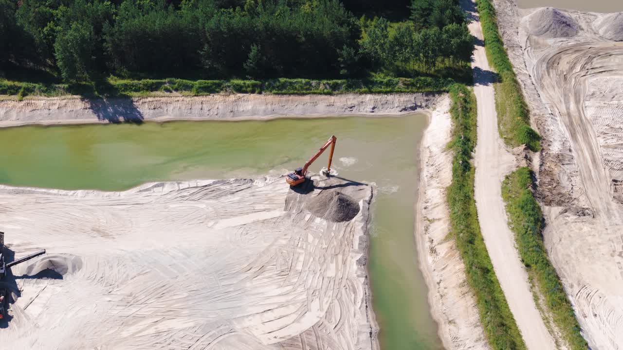 Escavatore pesante al lavoro in una cava, vista aerea orbitale.