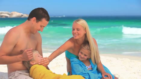 Linda-Pareja-Y-Niños-En-La-Playa