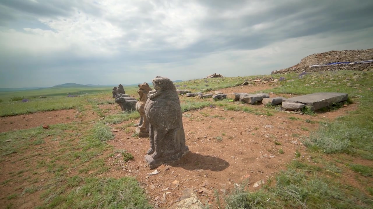 Antiche statue di leoni in pietra in un sito archeologico storico in Mongolia