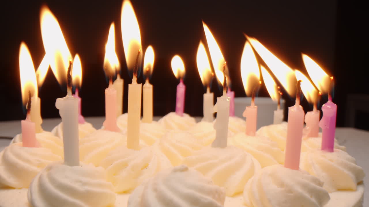 pastel de cumpleaños con velas encendidas