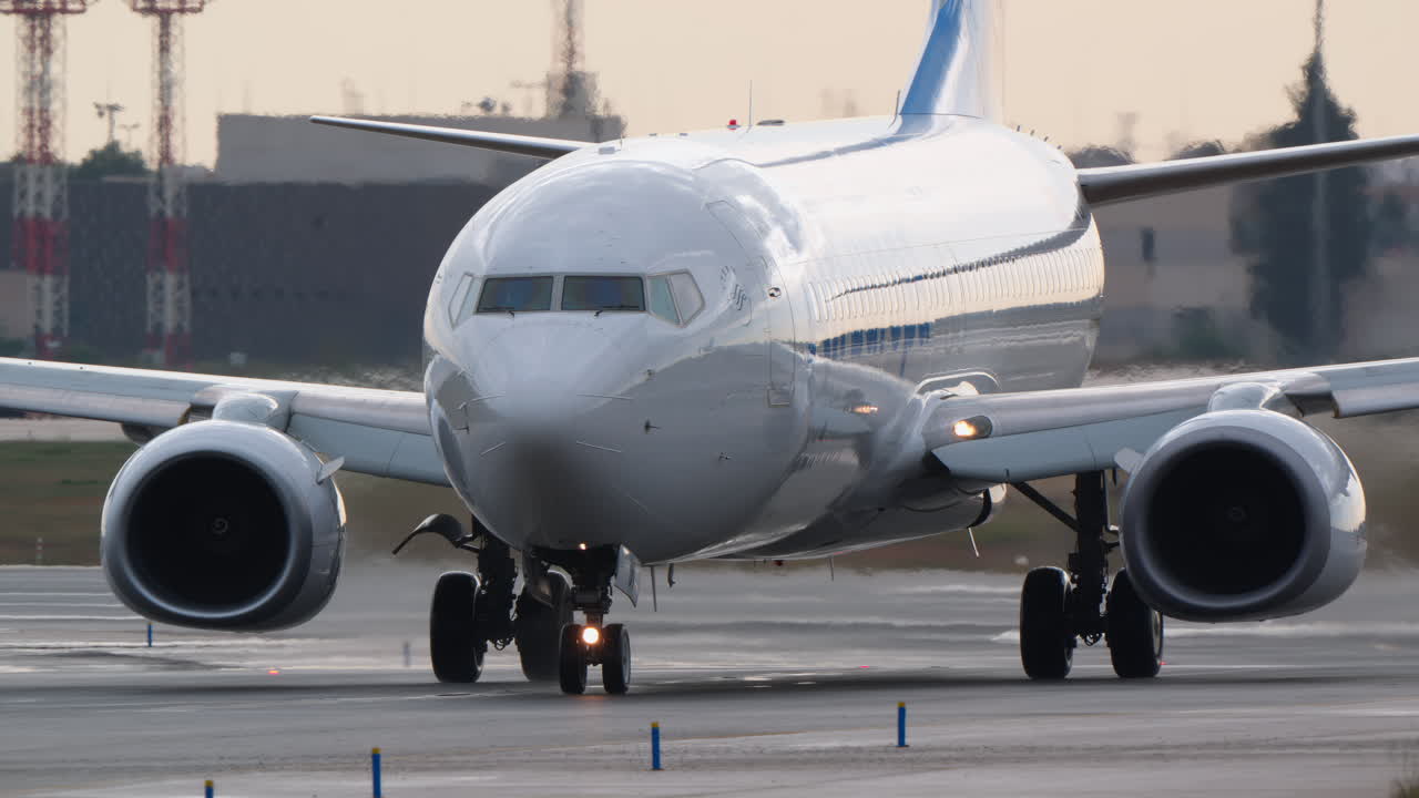 Avião de Passageiros Air Europa Boeing 737 Taxeando em Pista Molhada