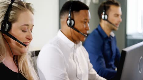 ejecutivos de servicio al cliente hablando en auriculares en el escritorio 4k