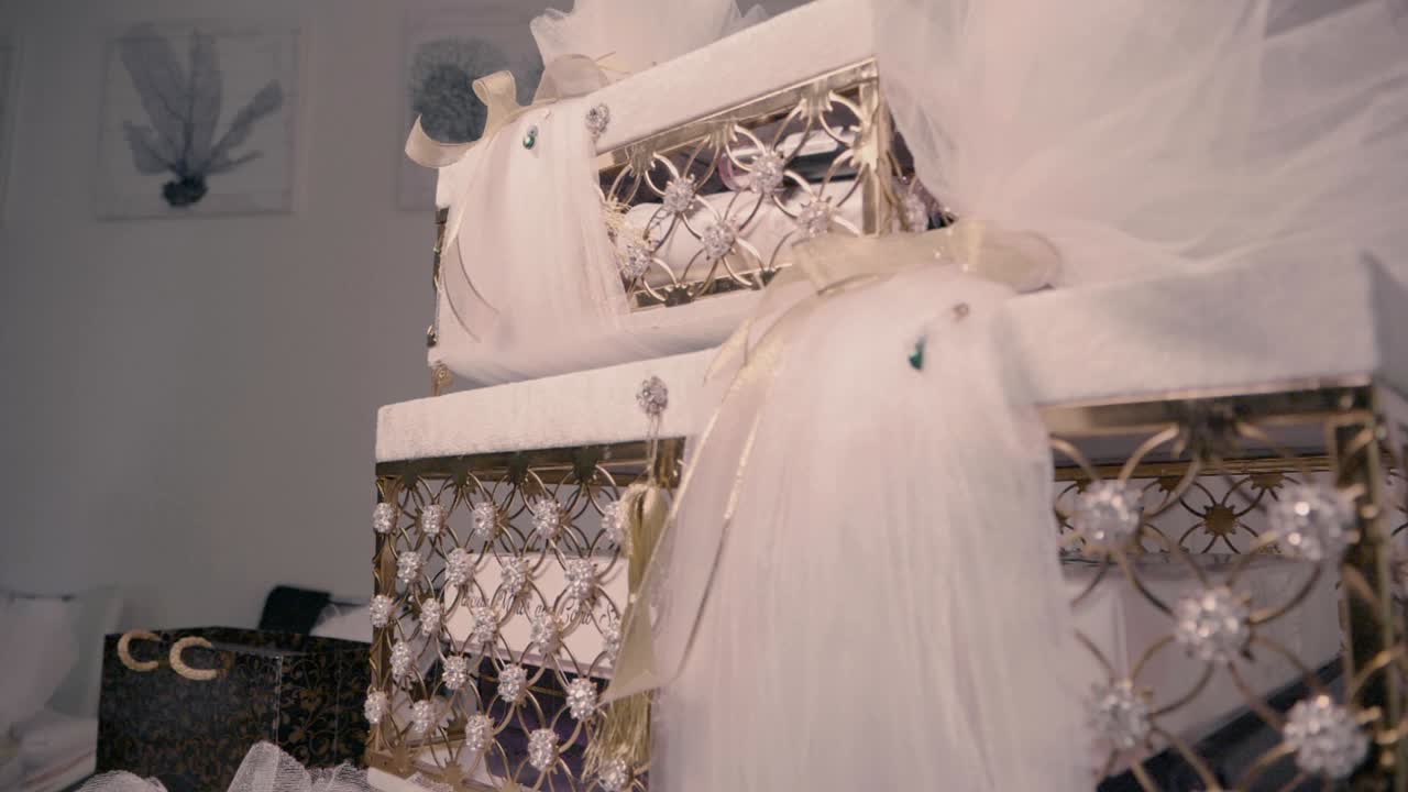 panorámica a cámara lenta de un regalo de bodas turco provisto de diamantes nobles y recintos dorados