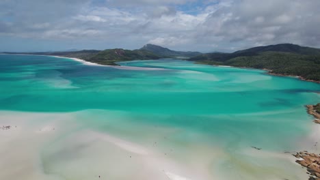 Drohnenaufnahme-über-Den-Whitsundays-Islands-Und-Dem-Whitehaven-Beach-An-Einem-Schönen-Tag-In-Queensland,-Australien