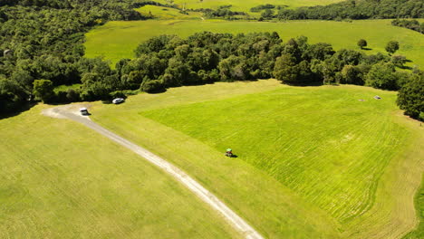 a e vista aérea completa sobre la reserva recreativa de dunsdale con un tractor y automóviles