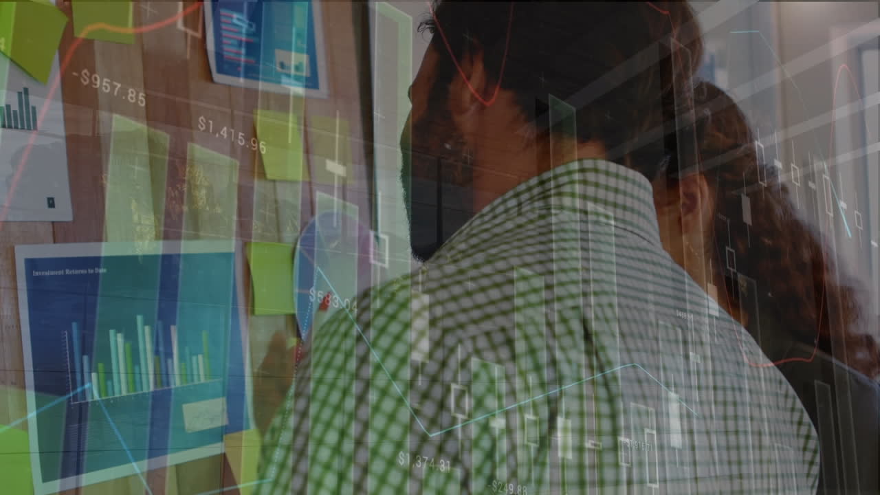 animación del procesamiento de datos sobre personas de negocios biraciales discutiendo el trabajo en la oficina.