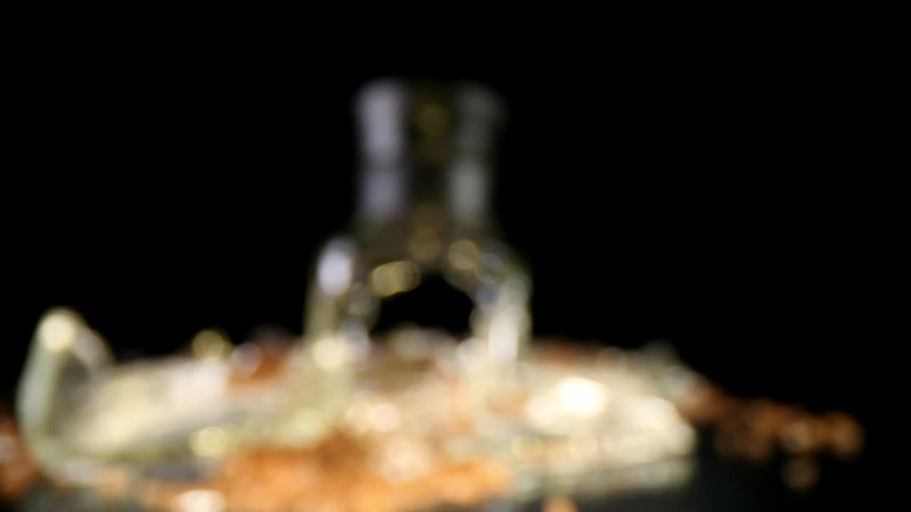 부서진 바다 소금 분쇄기의 정적이고 추상적인 화려한 배경, 똑바로 서 있는 상단 부분, 장면에 초점이 맞춰지면 깨진 유리와 소금이 섞인 광각 매크로 뷰