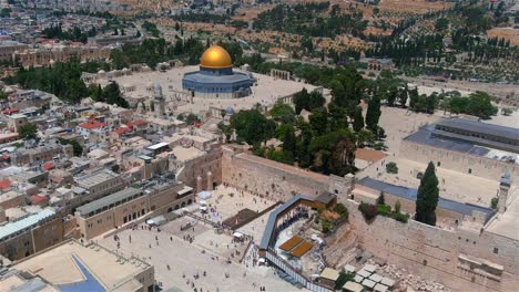 el kotel y la cúpula dorada de la mezquita de la roca, vista aérea