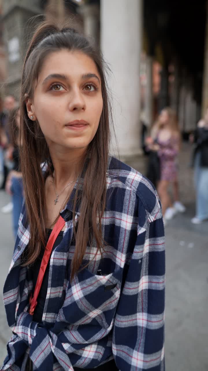 Giovane donna in strada in città