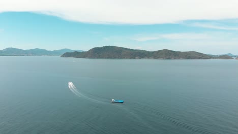 코 헤이와 태국 본토 푸켓 사이의 바다를 순항하는 스피드 보트 - 항공 넓은 파노라마 샷