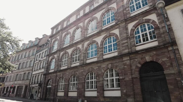 Facciata di un vecchio edificio in stile rinascimentale a Strasburgo, Francia.