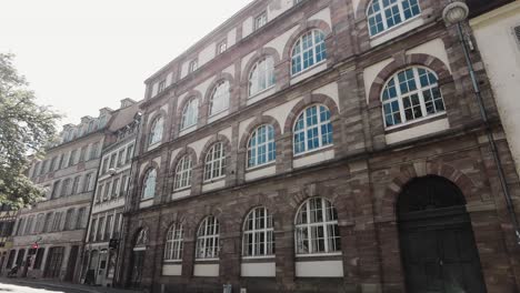 Antiguo-Edificio-De-Estilo-Renacentista-Con-Fachada-De-Casa-En-Estrasburgo,-Francia