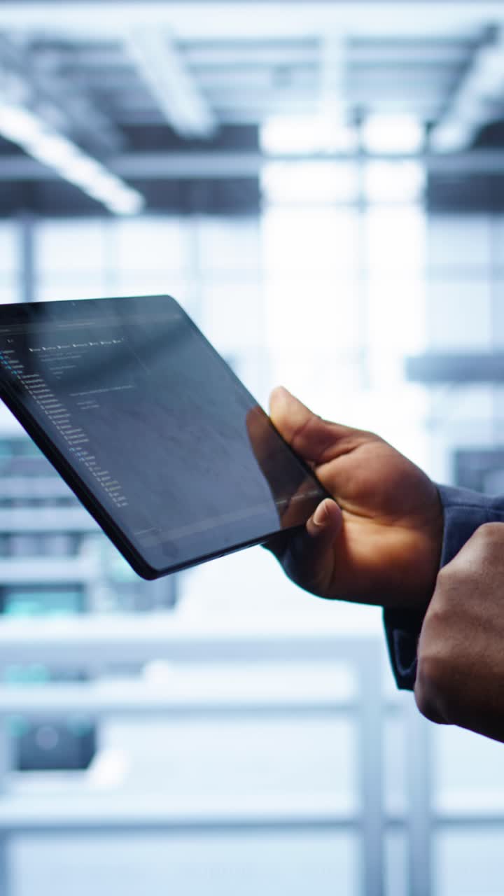 Nærbillede af hænder, der scroller og trykker på en digital tablet