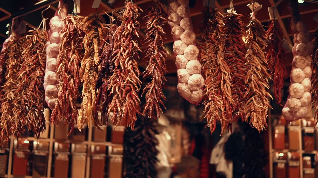 시장 에 매달린 말린 고추 와 마늘