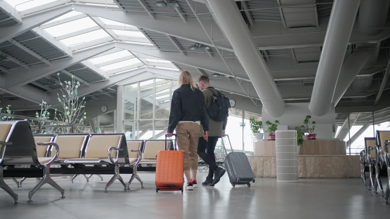 공항 에서 기다리는 부부