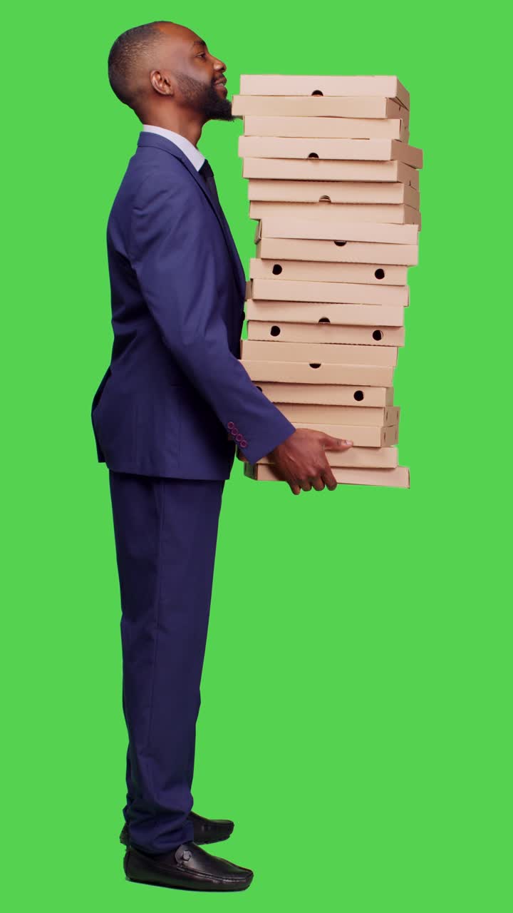 Video verticale: profilo di un imprenditore che tiene in mano una pila di cartoni della pizza