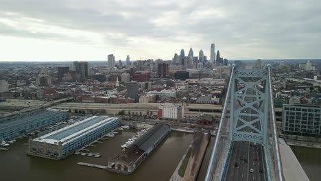 Vista-Aérea-Por-Drones-Del-Puente-Ben-Franklin-Con-El-Horizonte-De-Filadelfia,-Pensilvania,-Al-Fondo