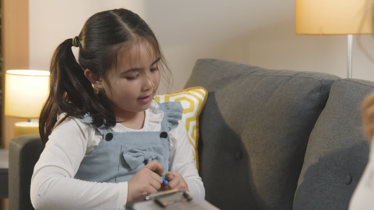 가정에서 여성 교사 또는 교육 심리학자의 도움을 받거나 평가를 받는 asd 스펙트럼의 소녀 10