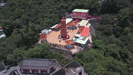 Luftaufnahme-über-Der-Buddhistischen-Tempelanlage-Namens-Zehntausend-Buddha-Kloster-In-Hongkong,-China