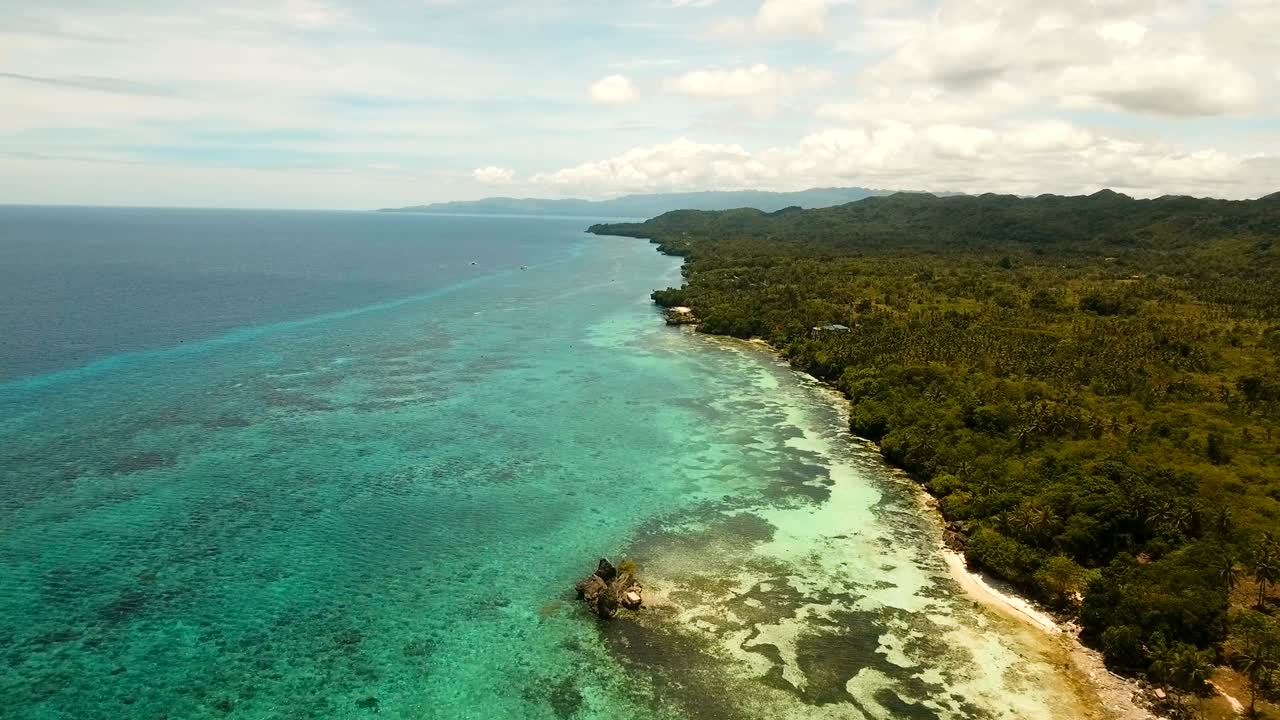 paisaje marítimo con isla tropical, playa, complejo, hoteles. bohol, área de anda, filipinas