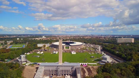campo de juego del estadio y pista de atletismo