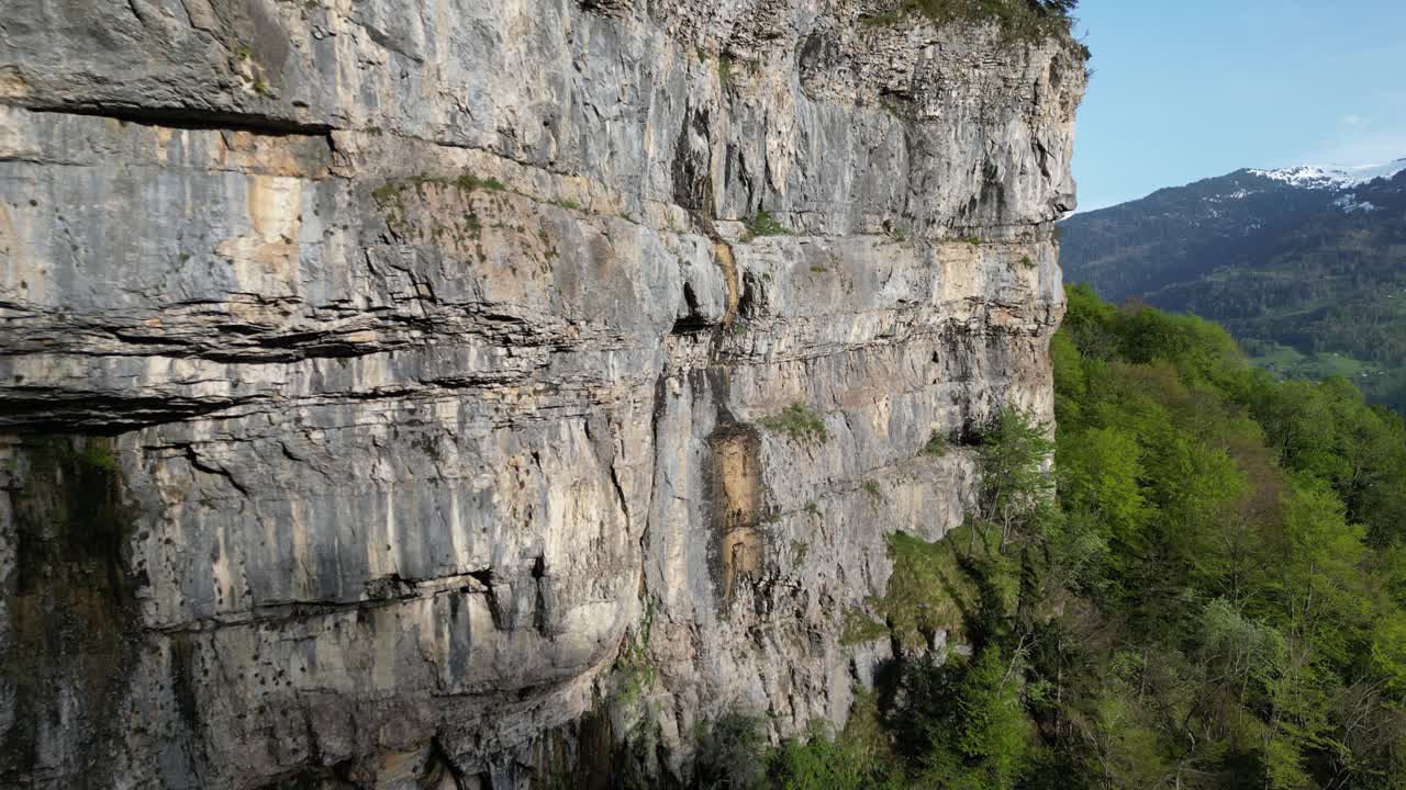 시렌바흐 폭포 (seerenbach falls) 에 있는 한 바위 지형에 가까이 날아다니고 있습니다.