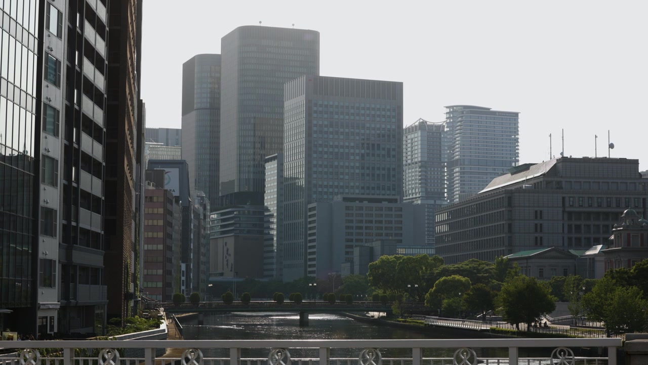 大阪、大川、建築物和綠化的電影般視角
