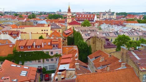 Vista-Aérea-De-Menor-Altitud-Desde-El-Paisaje-Urbano-De-Vilnius-Hacia-La-Calle