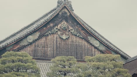 palacio ninomaru con techo a dos aguas en el castillo de nijo en kioto, japón