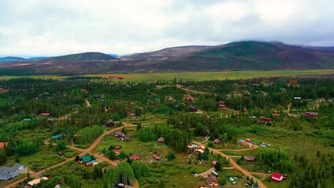 hermosa ciudad de montaña verde en grand lake, colorado